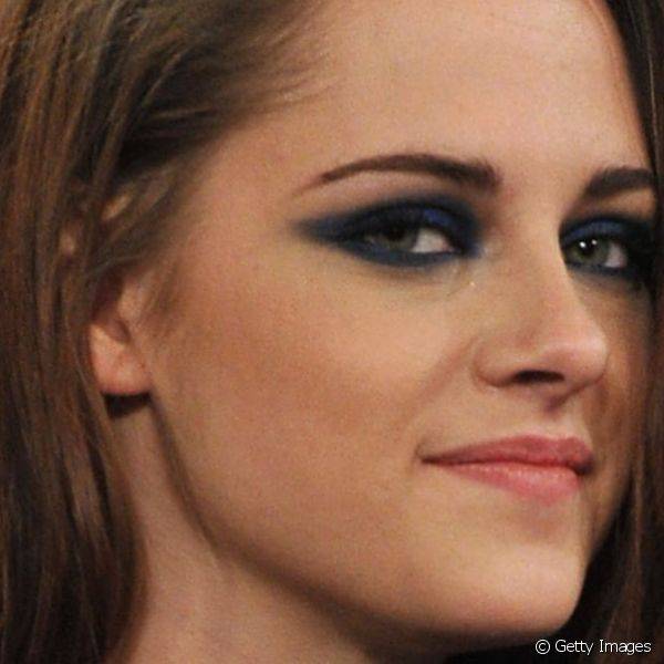 Fã do estilo esfumado, Kristen Stewart adora substituir o preto por azul marinho em suas makes e usou o look para o programa de TV 'Late Night With Jimmy Fallon', em 2012
